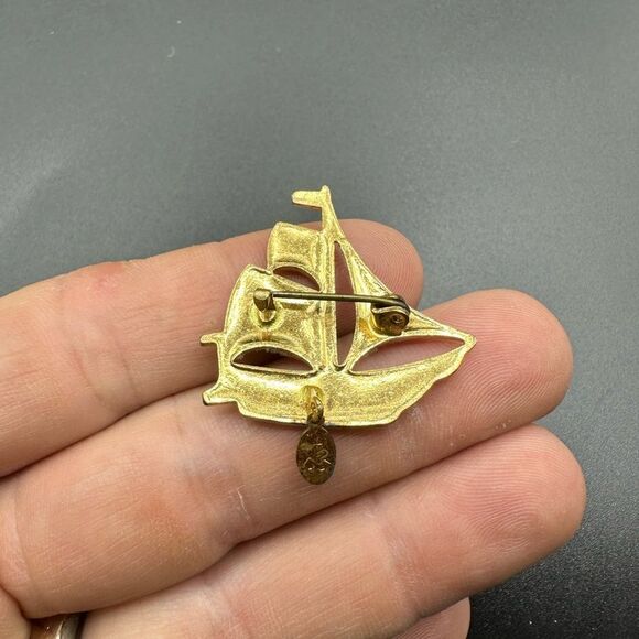 Vintage enamel sailing boat with Mary medal - Picture 3 of 3